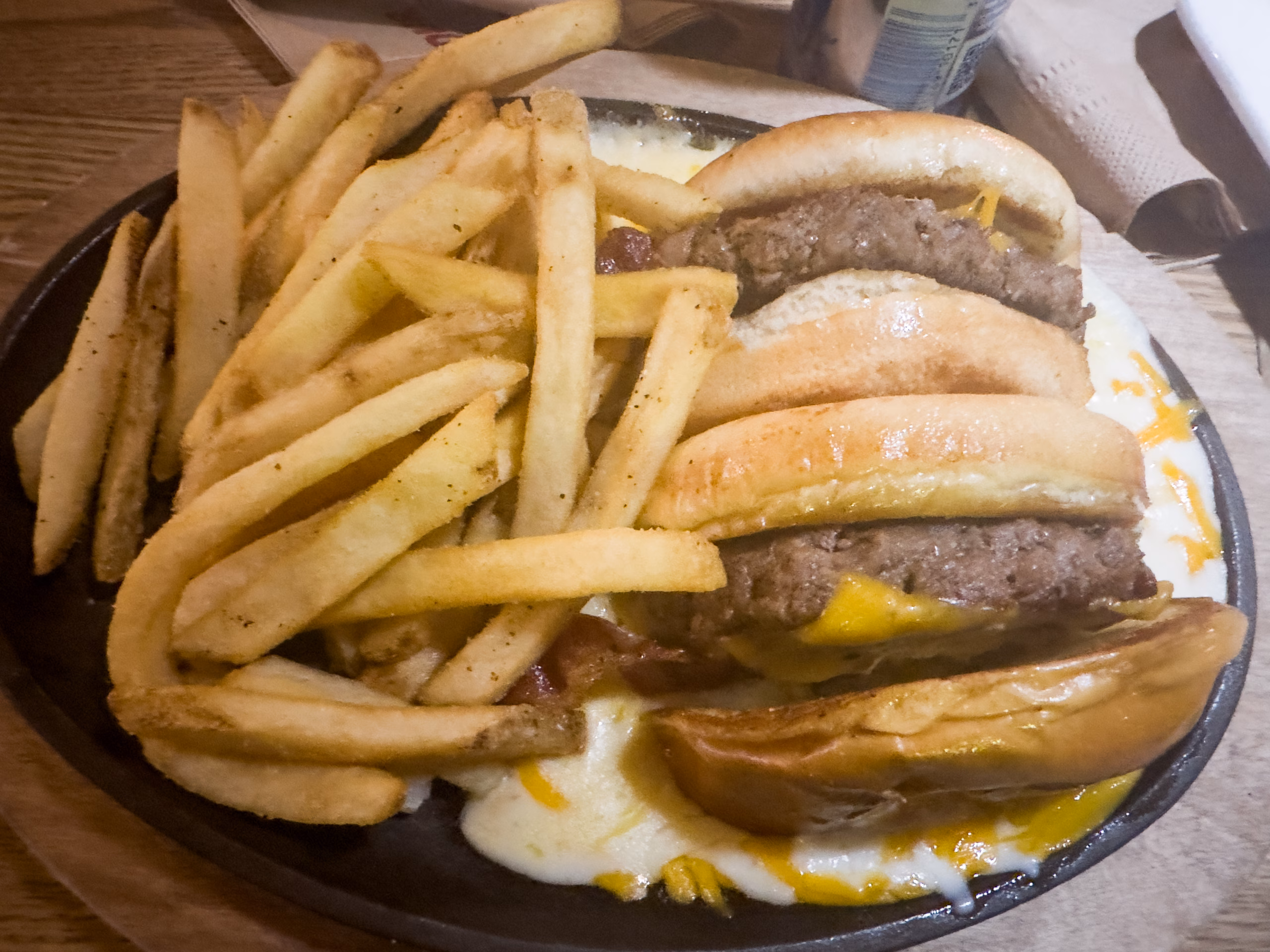 Picture taken by JoshiesWorld Applebee’s Grill + Bar O-M-Cheese Burger O-M-Cheese Burger from Applebee’s Grill + Bar in Pikeville Kentucky served in a skillet with melted cheese